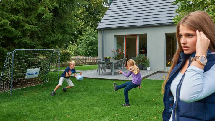 Ball spielende Kinder und genervte Nachbarin