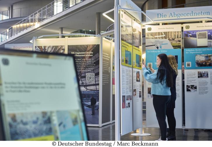 Besucherinnen und Besucher informieren sich in der Wanderausstellung über den Deutschen Bundestag. Starttermin der Ausstellung war in der Halle des Paul-Löbe-Hauses. Neben Informationen auf den Ausstellungstafeln und Bildschirmen erhalten Besucher über QR-Codes weiterführende Infos auf ihr Smartphone.