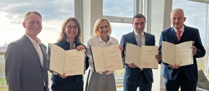 Vizepräsident Olaf Wicher gratuliert zur Beförderung.